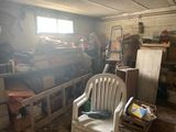 une chaise blanche dans une pièce remplie de cartons