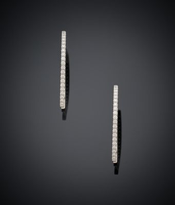 une paire de boucles d'oreilles en diamant sur fond noir