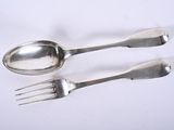 deux cuillères et une fourchette sur une table blanche