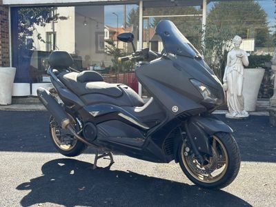 une moto garée devant un bâtiment
