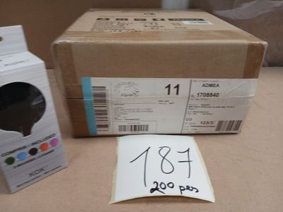 une boîte et un colis posés sur une table, avec une étiquette de prix