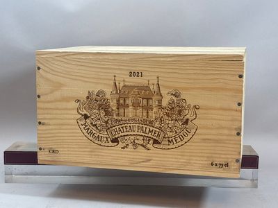 une image représentant une boîte en bois sur laquelle figure l'illustration d'un château
