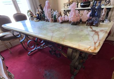 une table au plateau en marbre et des chaises dans une pièce