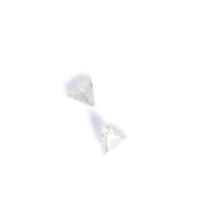 deux diamants blancs posés sur une surface blanche