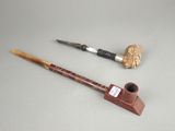 une pipe et un porte-pipe posés sur une table