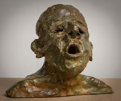 sculpture en bronze représentant le visage d'une femme, la bouche ouverte