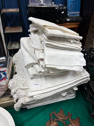Lot de draps et service de table ancien, certains ajourés