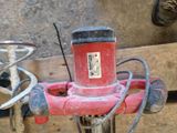 une machine rouge posée sur une table en bois