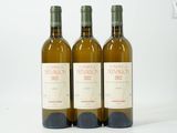trois bouteilles de vin posées sur une table blanche