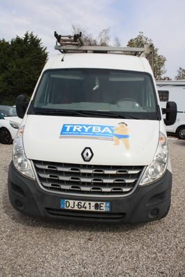 une camionnette blanche garée dans un parking