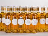 tout un tas de bouteilles de vin alignées les unes à côté des autres