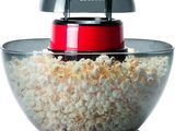 un bol de pop-corn posé sur une table