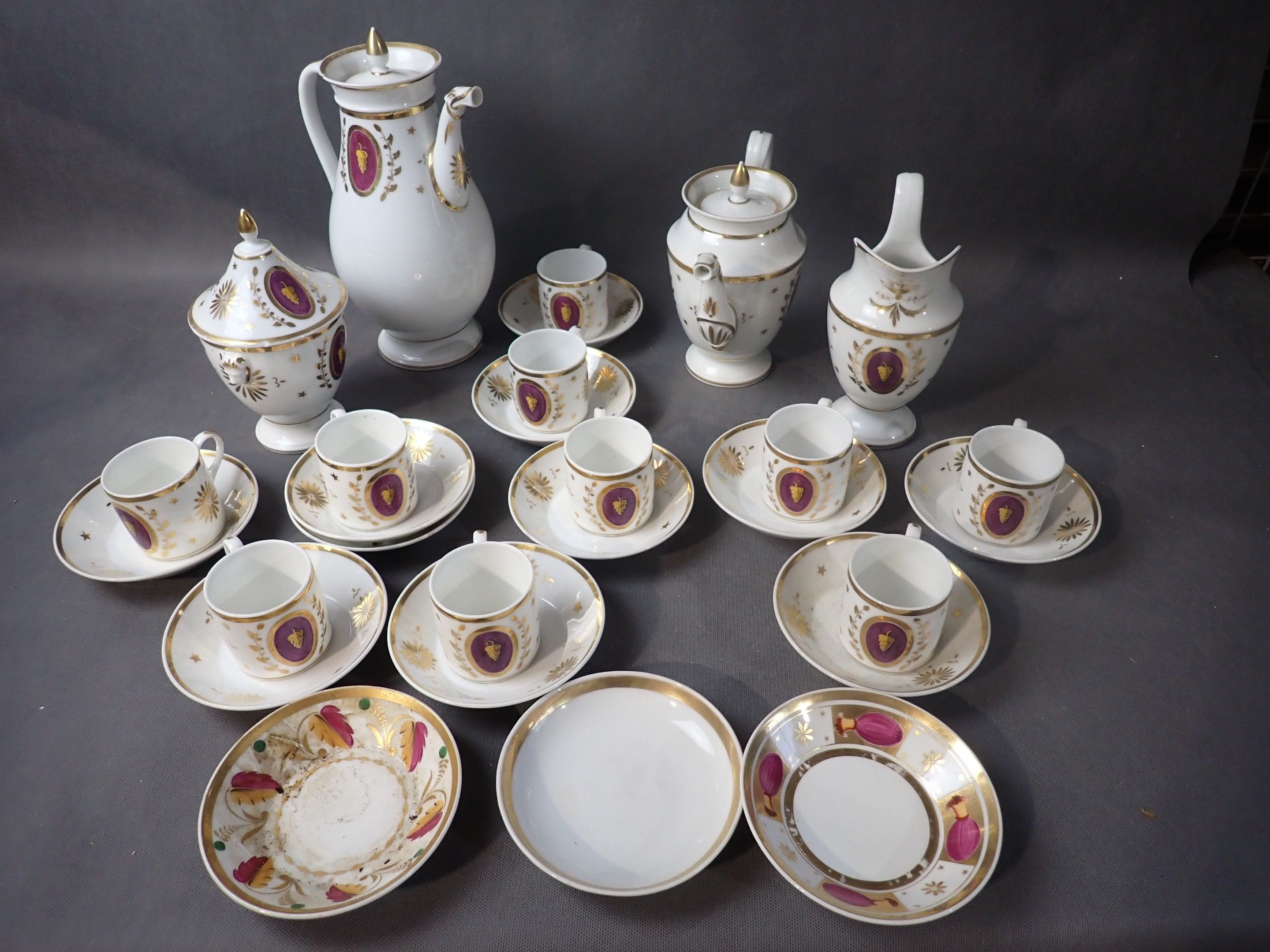 Vieux Paris, service à café en porcelaine comprenant : 2 ver…