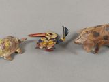trois figurines d'animaux posées sur une table