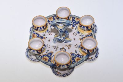 PRESENTOIR ET 6 COQUETIERS en faïence dans le goût de DESVRE…