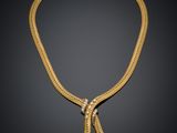 un collier en or et diamants, offert par un homme d'affaires