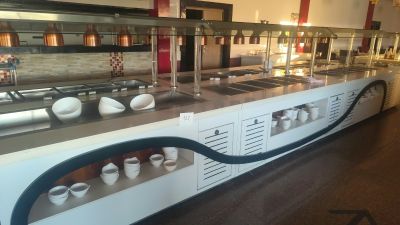 un long comptoir sur lequel sont posées des tasses, dans un restaurant