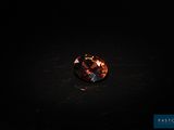un diamant orange sur une surface noire