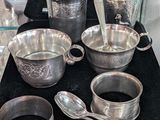 une collection d'argenterie exposée dans une vitrine
