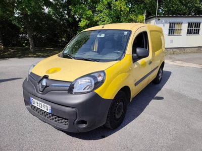 une camionnette jaune garée sur le parking
