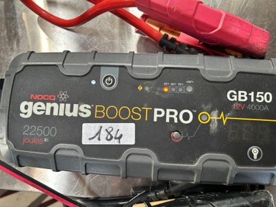 une batterie de voiture branchée sur un chargeur de voiture