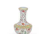 une image représentant un vase orné d'un motif floral