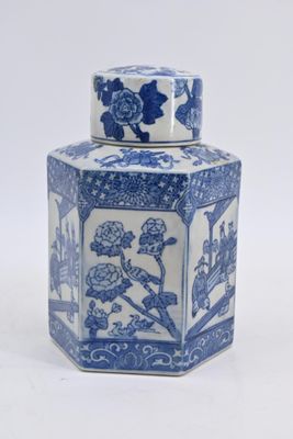 un pot bleu et blanc orné d'un motif floral