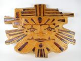 une image d'un masque en bois sur fond blanc