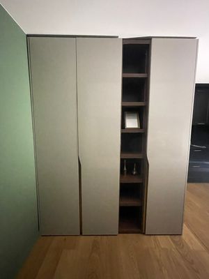 une photo d'un placard contenant une bibliothèque