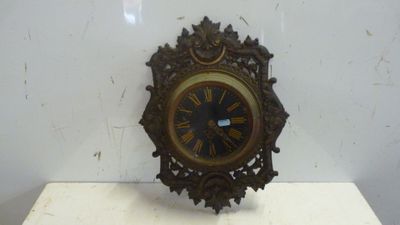une horloge posée sur une table