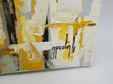 une photo d'un tableau représentant une femme en robe jaune