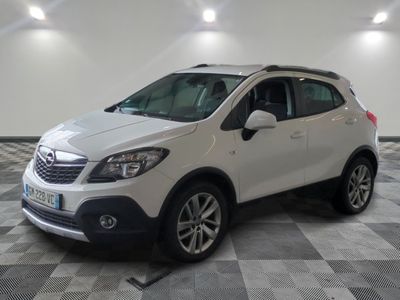 la voiture blanche est garée dans le garage sur un sol en damier
