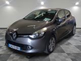 la voiture grise est garée dans le garage sur le sol en damier