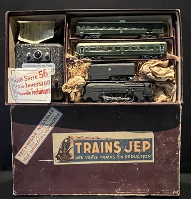 une boîte contenant un train sur une table