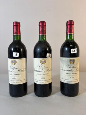 trois bouteilles de vin rouge sont alignées sur une table