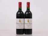 deux bouteilles de vin rouge posées l'une à côté de l'autre sur une table