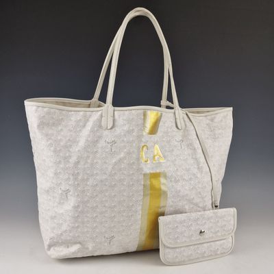 sac fourre-tout gris et jaune avec un portefeuille assorti