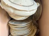 de nombreuses assiettes dans une boîte en carton munie d'un couvercle