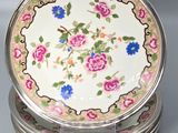 trois assiettes ornées de fleurs, posées sur une table