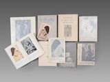 une image montrant une pile de vieux livres posés sur une table