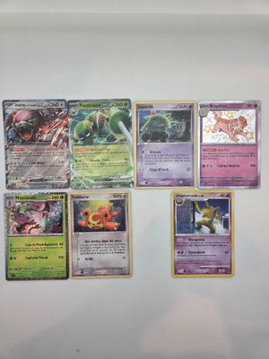 de nombreuses cartes Pokémon accrochées les unes à côté des autres sur le mur