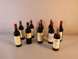 plusieurs bouteilles de vin sont alignées sur une table