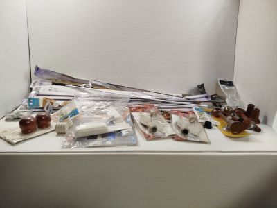 beaucoup d'objets qui traînent sur le comptoir