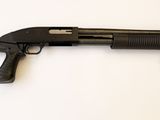 un gros plan d'un pistolet sur une surface blanche avec un fond blanc
