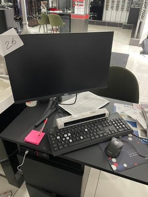 un bureau d'ordinateur équipé d'un clavier et d'un écran