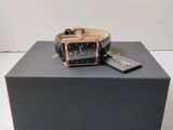 une boîte noire sur laquelle est posée une montre