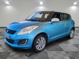 La Suzuki Swift bleue est garée sur un sol carrelé à damier.