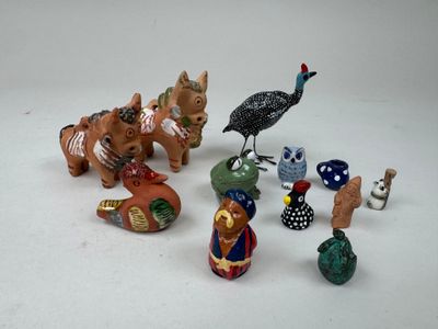 de nombreuses figurines d'animaux et d'oiseaux sur un fond blanc