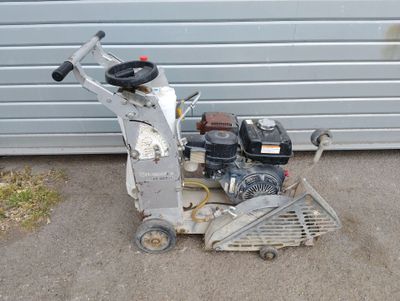 a small machine that is sitting on the ground