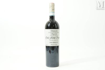 une bouteille de vin posée sur une table